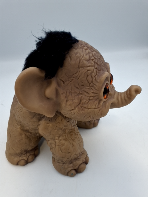 Gjøl elefant af Thomas Dam